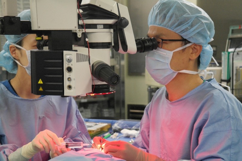 가톨릭대학교 여의도성모병원 안센터 황호식 교수가 부분층각막이식을 시행하고 있다.