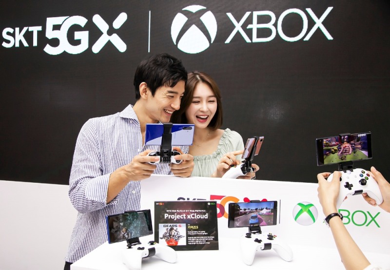 SK텔레콤 모델들이 '엑스클라우드'를 선보이고 있다.