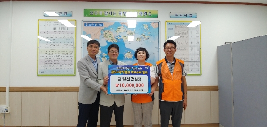 완도군과 완도군청 공무직 노조인 공공연대노동조합(지회장 노희나)은 지난 2일 ‘완도사랑상품권 구매 협약’을 맺었다./사진=완도군