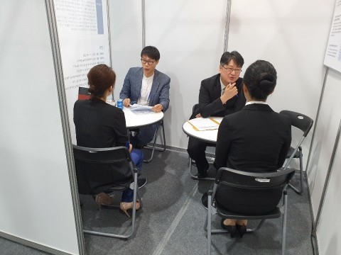 바이오솔루션 임직원이 현장 심층면접을 진행하고 있다