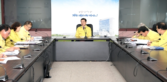 이용섭 광주광역시장은 4일 시청 17층 재난안전대책회의실에서 13호 태풍 '링링' 북상에 따른 피해상황 예방을 위한 대처상황 점검회의를 주재하고 피해예방에 만전을 가할 것을 지시했다./사진=광주광역시