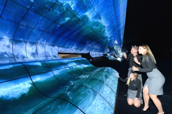 현지시간 6일부터 11일까지 독일 베를린에서 열리는 IFA 2019 전시회에서 모델들이 LG전자 전시관 입구에 조성된 '올레드 폭포' 조형물의 압도적 화질을 감상하고 있다. 이 조형물은 올레드 플렉서블 사이니지 260장을 이어 붙여 만들어 대자연의 웅장함을 실감나게 표현했다./사진 제공 = LG전자