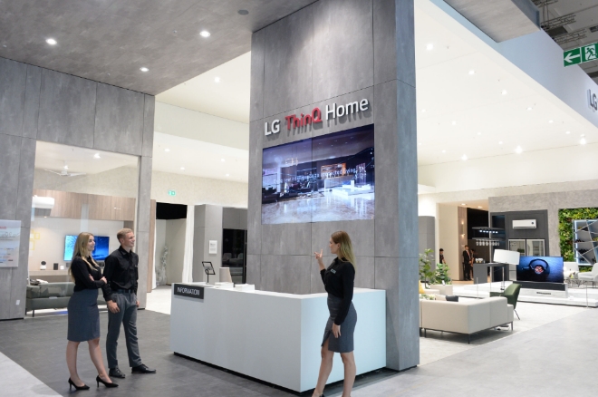 현지시간 6일부터 11일까지 독일 베를린에서 열리는 IFA 2019 전시회에서 모델들이 세계최초 롤러블 올레드 TV 'LG 시그니처 올레드 R'을 소개하고 있다.