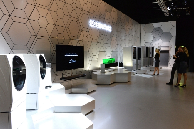 현지시간 6일부터 11일까지 독일 베를린에서 열리는 IFA 2019 전시회에서 모델들이 이탈리아 유명 건축가 '마리밀리아노 푹사스'와 함께 조성한 초프리미엄 'LG 시그니처' 부스를 소개하고 있다.