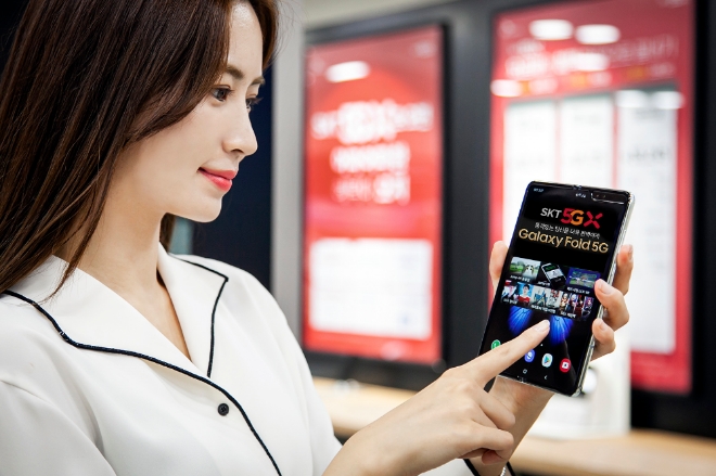 SK텔레콤(대표 박정호)이 5일 SK텔레콤 공식 온라인몰 ‘T월드다이렉트’ 에서 갤럭시 폴드 5G 예약판매를 진행한다. / 사진 제공 = SK텔레콤