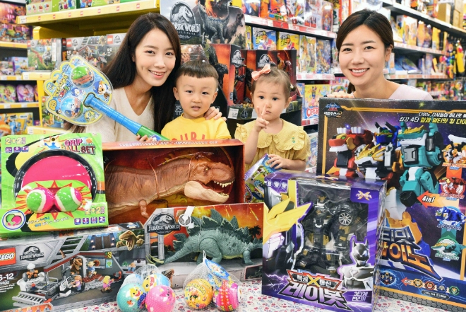 5일 서울 등촌동 홈플러스 강서점에서 모델들이 완구를 선보이고 있다. / 사진 제공 = 홈플러스