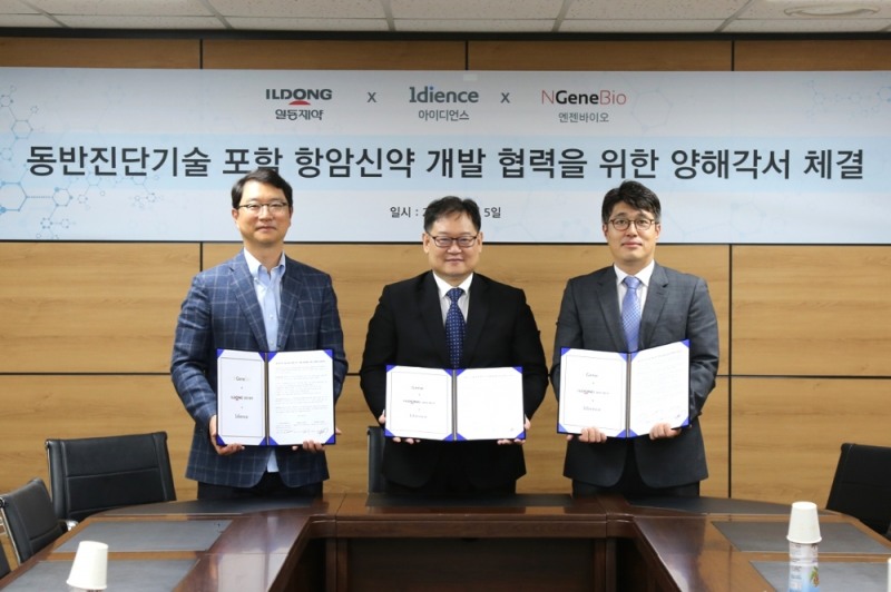 (왼쪽부터) 윤웅섭 일동제약 대표, 이원식 아이디언스 대표, 최대출 엔젠바이오 대표가 양해각서 서명 후 기념사진을 찍고 있다.