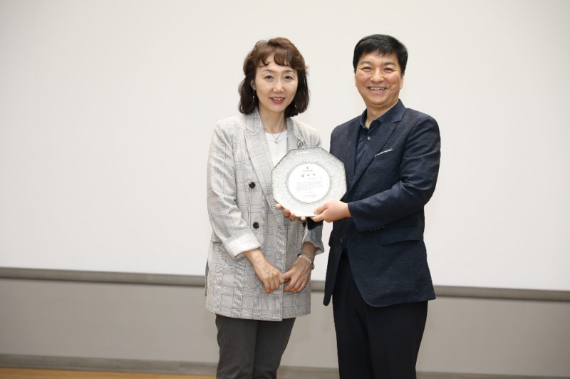 ▲ 감사패 전달 이미지(왼쪽부터 한국사회복지공제회 강선경 이사장, 서초구청 천정욱 부구청장)