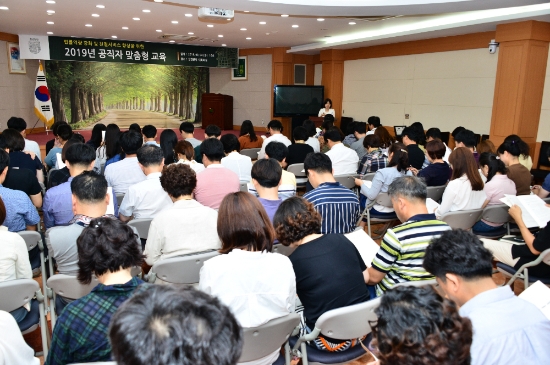 담양군은 지난 4일 군청 회의실에서 소송 및 민원 업무 담당 직원 120명을 대상으로 공직자 맞춤형 교육을 실시했다./사진=담양군