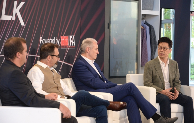 LG전자 CTO 박일평 사장이 현지시간 5일 獨 베를린에서 열린 'IFA 2019'에서 '어디서든 내 집처럼(Anywhere is Home)’이라는 주제로 ‘LG 미래기술 좌담회(LG Future Talk powered by IFA)’를 진행했다. (사진 왼쪽부터) 퀄컴 유럽지역 기술담당 디노 플로레(Dino Flore) 부사장, 스페인 통신사 텔레포니카社 혁신연구소 최고혁신책임자 모리스 콘티(Maurice Conti), iF 인터내셔널 포럼 디자인 랄프 비그만(Ralph Wiegmann) 회장, LG전자 CTO 박일평 사장.
