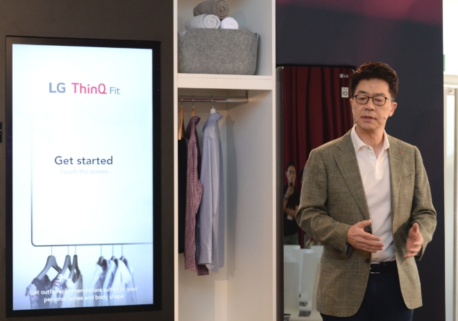 LG전자 CTO 박일평 사장이 현지시간 5일 獨 베를린에서 열린 'IFA 2019'에서 '어디서든 내 집처럼(Anywhere is Home)’이라는 주제로 ‘LG 미래기술 좌담회(LG Future Talk powered by IFA)’를 진행했다. 박일평 사장이 3D 카메라로 신체를 계측해 생성한 아바타에 옷을 입혀볼 수 있는 '씽큐 핏(ThinQ Fit)'을 소개하고 있다.