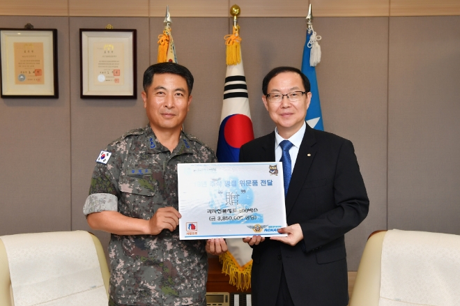 지난 5일 공군방공관제사령부에서 김형호 공군방공관제사령관(좌)과 부영그룹 윤택훈 비상계획관(우)이 군부대 위문품 전달 기념식을 하고 있다.