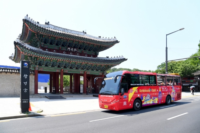 서울시티투어 타이거버스가 창경궁 앞을 지나가고 있는 모습