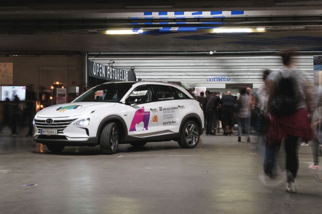 오스트리아 린츠에서 개최된 세계적인 미디어아트 축제 ‘아르스 일렉트로니카 페스티벌 2019(Ars Electronica Festival 2019)’에 행사 공식 차량으로 제공된 현대자동차 수소전기차 ‘넥쏘’의 모습. / 사진 출처 = Stefan Fuertbauer/Getty Images for Hyundai