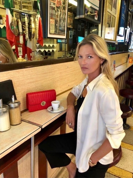 케이트 모스가 선택한 레드 핸드백에 ‘시선 집중’