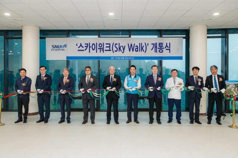 (좌측부터 ㈜성안종합건설 이창훈 대표이사, ㈜정림건축종합건축사무소 차재신 부사장, 분당서울대병원 송정한 진료부원장, 분당서울대병원 전상훈 前원장, 분당서울대병원 백롱민 원장, 분당서울대병원 백만호 노조위원장, 분당서울대병원 강흥식 前원장, 분당서울대병원 김지수 기획조정실장, 분당서울대병원 신원순 사무국장, ㈜간삼건축종합건축사사무소 김태집 대표이사)