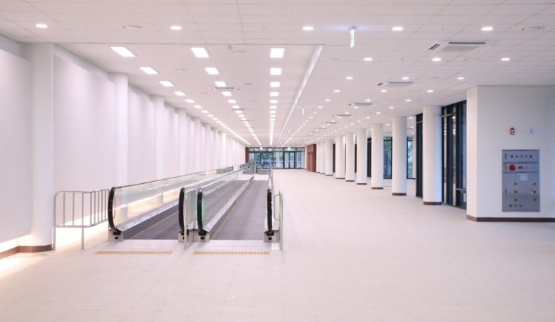 분당서울대학교병원 지상주차장과 진료공간을 연결하는 ‘스카이워크(Sky Walk)’ 내부 모습. 총 길이 193m, 폭 15m, 연면적 약 609평 규모의 지상 연결통로로, 환자들의 이동 편의를 높이기 위해 무빙워크가 설치돼 있다.