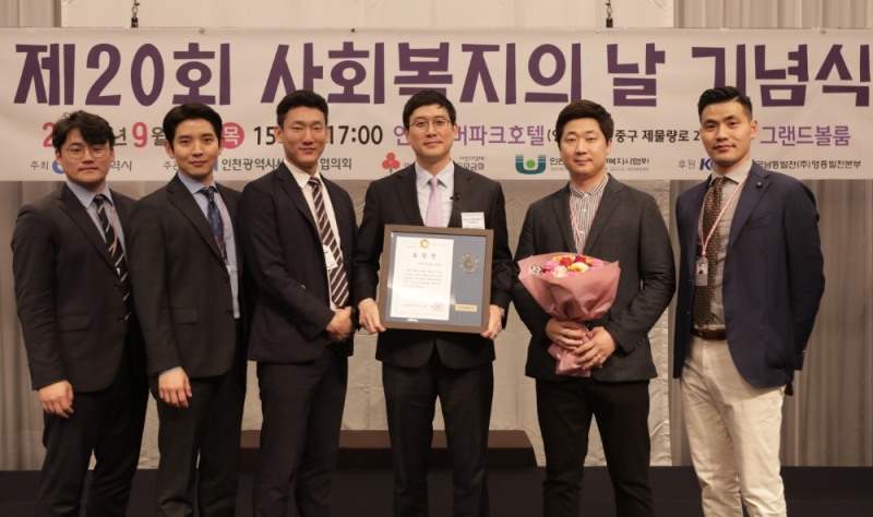 지난 5일(수) 인천광역시 표창을 받은 CJ프레시웨이 헬씨누리팀 신승윤 팀장(왼쪽에서 네번째)을 비롯한 팀원들이 기념 사진을 찍고 있다.