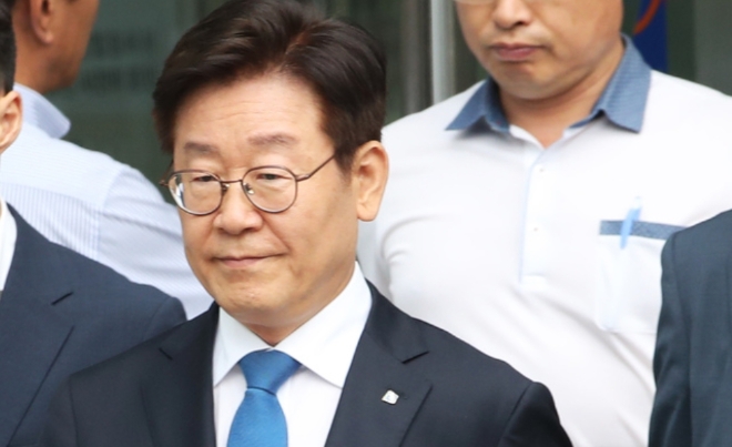 (사진=뉴시스) 직권남용 권리행사, 공직선거법 위반 등의 혐의로 기소된 이재명 경기도지사가 6일 오후 경기 수원고등법원에서 열린 항소심 선고공판에서 벌금 300만원을 선고 받은 뒤 법원을 빠져 나오고 있다. 1심서 무죄 선고를 받은 이 도지사는 이날 항소심 선고공판에서 벌금 300만 원을 선고 받았다.