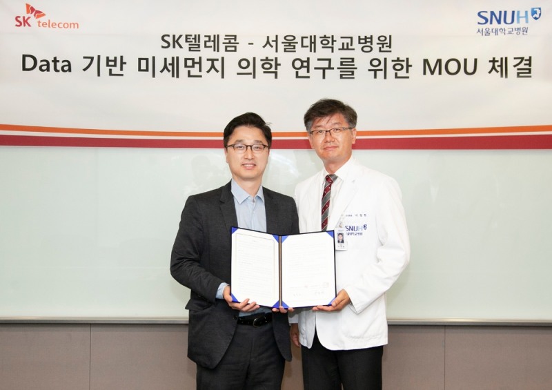 SK텔레콤과 서울대학교병원이 5일 서울 을지로 SK텔레콤 사옥에서 ‘IoT 기반 공기질 흡입량 측정을 통한 미세먼지 연구’를 위한 기술협약을 맺었다. (왼쪽부터 SK텔레콤 홍승진 AI홈Unit장, 서울대학교병원 이창현 영상의학과 교수)