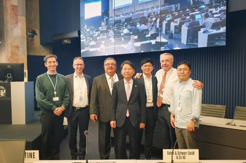 SK텔레콤은 8월 27일부터 9월 5일까지 스위스 제네바에서 개최된 ITU-T 회의에서 자사가 제안한 ‘양자 난수발생기 보안구조’ 관련 권고안 1건이 국제 표준으로 예비 승인 됐다고 6일 밝혔다. (회의에 참석한 SK텔레콤 심동희 글로벌테크얼라이언스팀장(왼쪽에서 7번째)과 순천향대 염흥열 교수(왼쪽에서 4번째)