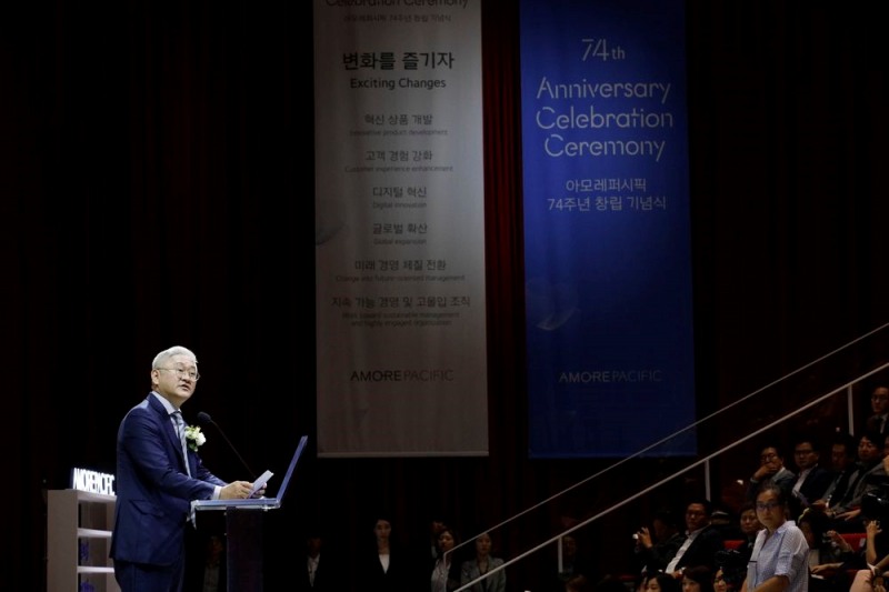 창립 74주년을 맞은 아모레퍼시픽그룹 서경배 회장은 창립기념사를 통해 고객중심 경영과 글로벌 확장 가속화, 지속가능경영 및 행복한 일터 만들기를 강조하며 “변화를 즐기고 과감히 도전하자”는 메시지를 전했다.