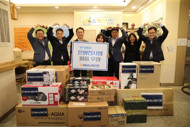 (왼쪽부터) 장길환 마케팅전략팀장, 김홍범 마케팅전략부장, 김인태 마케팅부문 부행장, 조성아 은평천사원장, 최정훈 개인고객부장, 허경아 은평천사원 국장, 김기현 WM사업단장