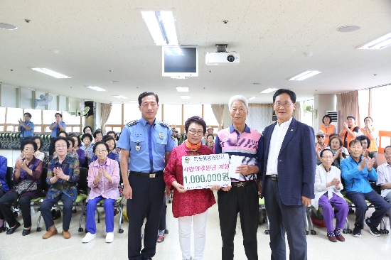 목포해양경찰서는 6일 오전 10시경 민속 최대의 명절인 추석을 맞이해 영해동에 있는 하나노인복지관을 방문해 직원들의 작은 정성을 모은 위문금을 전달했다./사진=목포해경