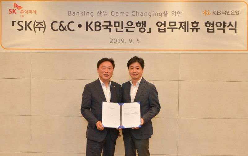KB국민은행은 5일, 경기도 판교 SK㈜ C&C 클라우드 데이터센터에서 SK㈜ C&C와 전략적 협력을 위한 업무협약을 체결했다. (왼쪽부터)이우열 KB국민은행 IT그룹 대표, 이기열 SK㈜ C&C Digital 총괄