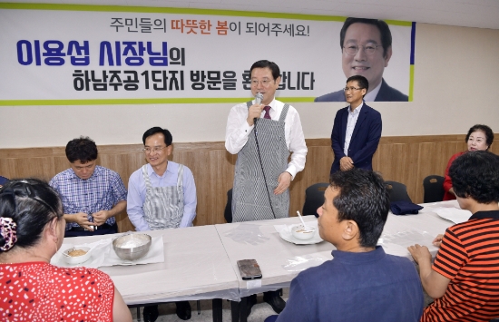 이용섭 광주광역시장이 추석 명절을 앞둔 6일 오후 광산구 하남종합사회복지관을 방문해 어르신들에게 덕담을 전하고 있다./사진=광주광역시