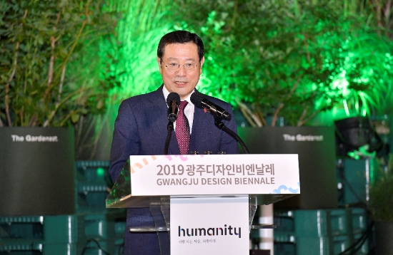 이용섭 광주광역시장이 6일 오후 북구 광주비엔날레전시관 앞 광장에서 열린 2019광주디자인비엔날레 개막식에 참석해 환영사를 하고 있다./사진=광주광역시