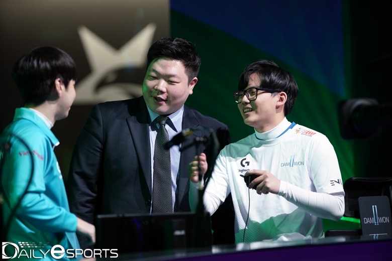 롤드컵 4년 연속 진출이라는 기록을 세운 김정수 코치(가운데).