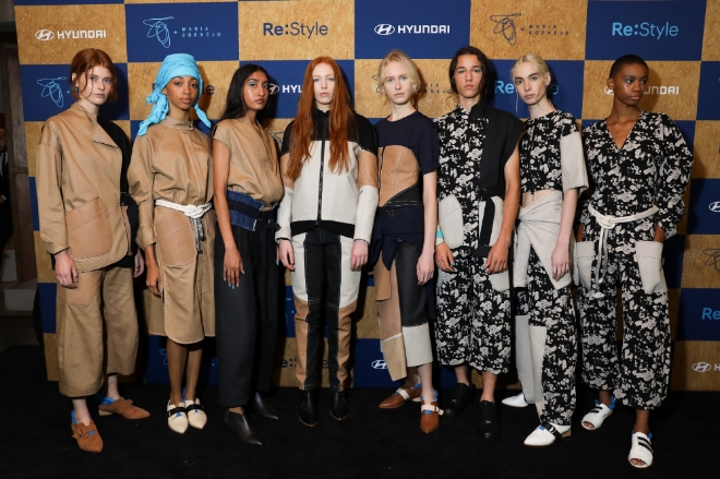 패션모델들이 현대자동차와 패션 브랜드 제로+‘마리아 코르네호’가 협업해 제작한 업사이클링 의상을 선보이고 있는 모습