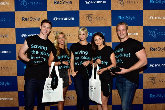 패션모델들이 재활용 페트병에서 뽑아낸 재생섬유로 만든 업사이클링 티셔츠와 자동차 에어백으로 만든 토트백을 선보이고 있는 모습