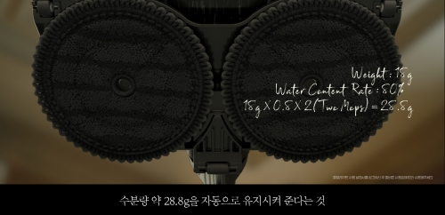 광고 속 셜록 홈즈가 청소가 끝날 때까지 물걸레를 촉촉하게 유지해주는 LG 코드제로 A9의 자동 물공급 시스템을 소개하고 있다.