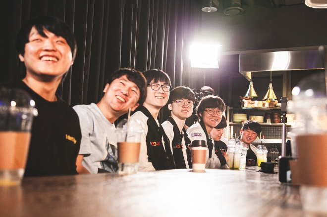 SK텔레콤(대표이사 사장 박정호) ‘점프(Jump) AR · VR’이 앱 설치 70만 건을 돌파하며 5G 기반 초실감 미디어의 대중화를 선도하고 있다. 이러한 고객 성원에 보답하고자 SK텔레콤은 지난 8일 서울 종로구 롤파크에서 점프 AR · VR 이용고객을 대상으로 투어 행사를 개최했다. 사진은 롤파크 투어 행사에 참여한 점프 AR · VR 이용 고객들이 SK텔레콤 e스포츠단 T1 선수단과 깜짝 팬미팅을 하는 모습. / 사진 제공 = SK텔레콤