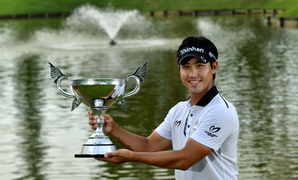 장이근이 트로피를 들고 포즈를 취하고 있다. 사진=아시안투어