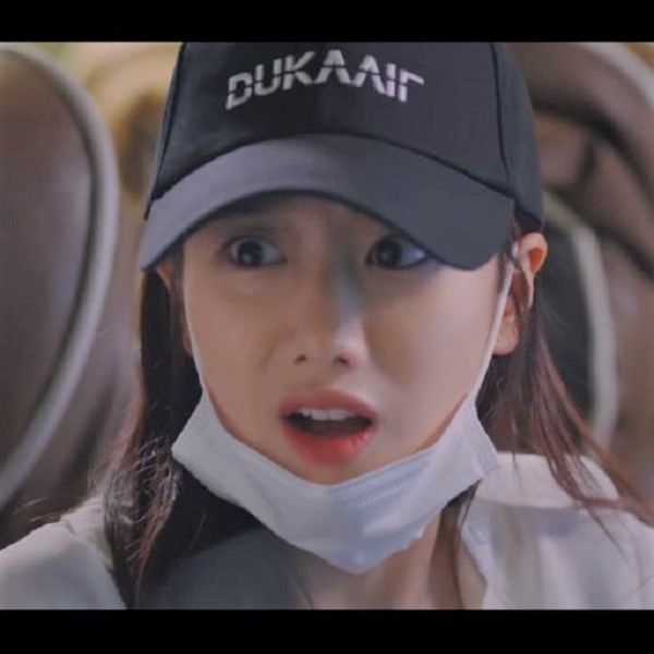 <사진설명 : ‘9월의 바캉스’ MV에서 듀카이프 볼캡을 착용한 에이프릴 나은>