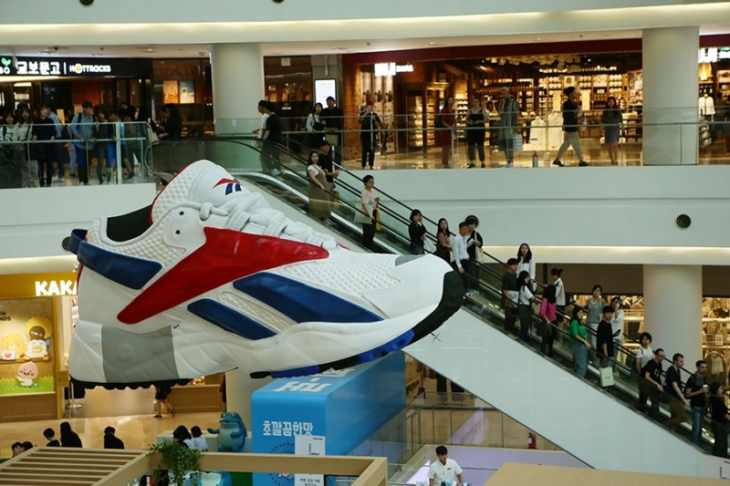 리복, 인터벌 출시 기념 4미터 신발 비행 퍼포먼스 이벤트 성료