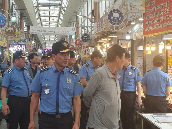 채광철 목포해경서장이 전통시장을 찾아 이웃사랑 나눔 행사를 가졌다./사진=목포해경