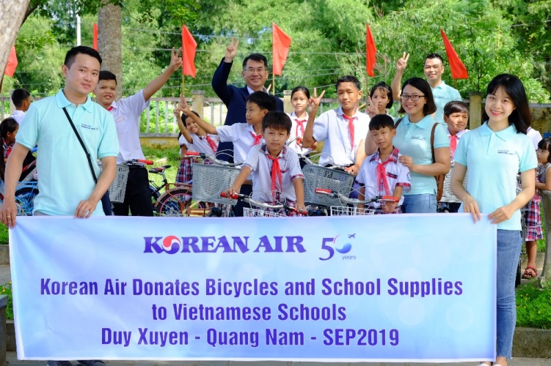 대한항공은 지난 7일 베트남 꽝남성 쯔위투 초등학교에서 ‘희망의 자전거’ 기증 행사를 가졌다. 이날 대한항공이 기증한 40대의 자전거는 가정 형편이 어렵지만 성실히 학업을 이어가는 학생들에게 전달되었다. 사진은 자전거를 선물 받은 학생들과 행사 관계자들이 기념 촬영을 하는 모습.