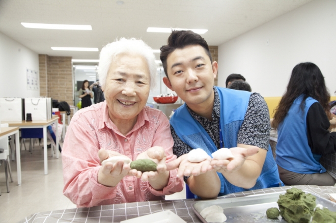 W한마음봉사단이 지난 5일 우면종합사회복지관에서 독거어르신과 함께 송편을 빚고 있다. 봉사단은 매년 설과 추석, 소외이웃을 초청해 나눔 행사를 진행한다.