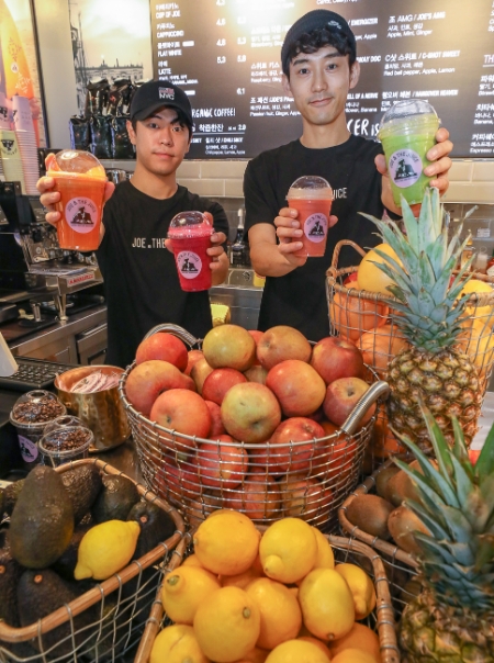 9일 오전, 서울 강남구 압구정동 '안다즈 서울 강남' 지하 1층에 입점한 '조앤더주스' 매장에서 직원들이 제품을 소개하고 있는 모습