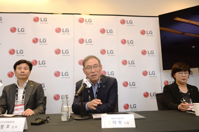 LG전자 H&A사업본부장 송대현 사장이 현지시간 7일 독일 베를린에서 기자간담회를 갖고 '공간 가전'이라는 새로운 화두와 함께 가전 포트폴리오를 공간 사업으로 확대하겠다는 사업전략을 제시했다. (사진 왼쪽부터) 디자인경영센터장 노창호 전무, H&A사업본부장 송대현 사장, H&A스마트홈사업담당 류혜정 전무.
