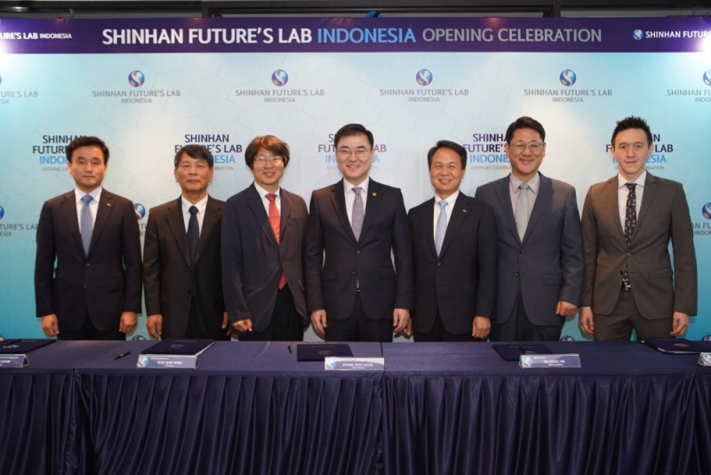 이날 행사에서 참석자들이 기념 촬영을 하고 있다.(사진 왼쪽부터 신한금융지주회사 박우혁 부사장, 해외금융협력협의회 손상호 원장, 한국핀테크지원센터 정유신 센터장, 금융위원회 손병두 부위원장, 신한은행 진옥동 은행장, 주인도네시아 대사관 전조영 공사, COHIVE Jason LEE 공동대표)