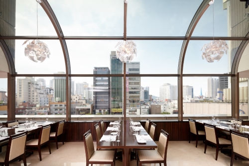 절기 음식 선보이는 호텔 5층 라세느 내부