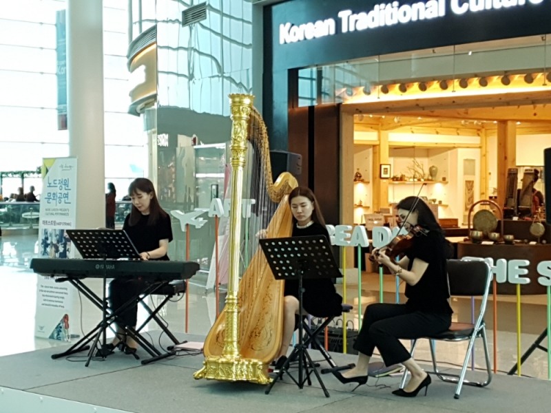 인천공항, 추석 황금연휴 맞아 신비로운 천상의 악기 '하프 앙상블' 공연 펼쳐