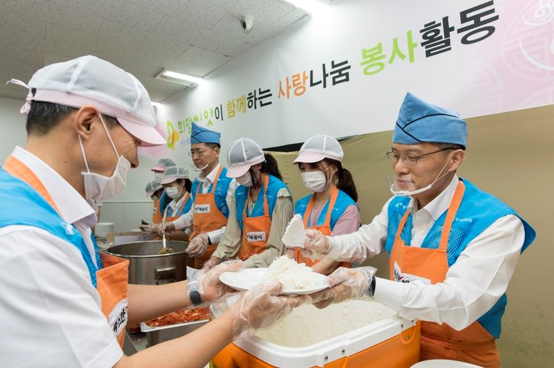 강승중 수출입은행 전무이사(사진 맨오른쪽)가 10일 임직원들과 함께 서울역 인근 무료급식소 '따스한 채움터'를 찾아 노숙인들을 대상으로 배식 봉사를 하고 있다.