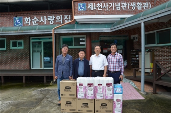 광주광역시학생교육원은 지난 3일 추석을 앞두고 장애인 생활보호 시설인 화순사랑의 집(화순 동면 복암리)을 방문하여 위문품을 전달했다./사진=시교육청