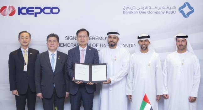(사진=산업통상자원부) 우리나라와 아랍에미리트(UAE) 양국 에너지 부문 관계자가 한국전력-바카라원컴퍼니의 제3국 원전시장 공동진출 협력 양해각서(MOU)를 맺운 후 기념촬영하고 있다. (왼쪽부터) 권용우 UAE 대사, 정승일 산업통상자원부 차관, 김종갑 한국전력공사 사장, 알 나세르 BOC 사장, 알 마즈루이 UAE 에너지부 장관, 알 하마디 ENEC 사장
